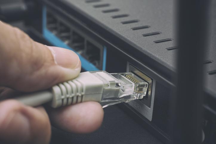 Podłączanie kabla Ethernet do&nbsp;rutera