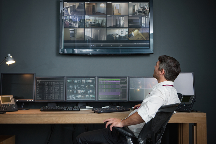 mężczyzna siedzący za biurkiem